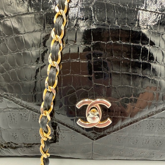 Authentic vintage Chanel Alligator Flap Bag - Picture 2 of 16